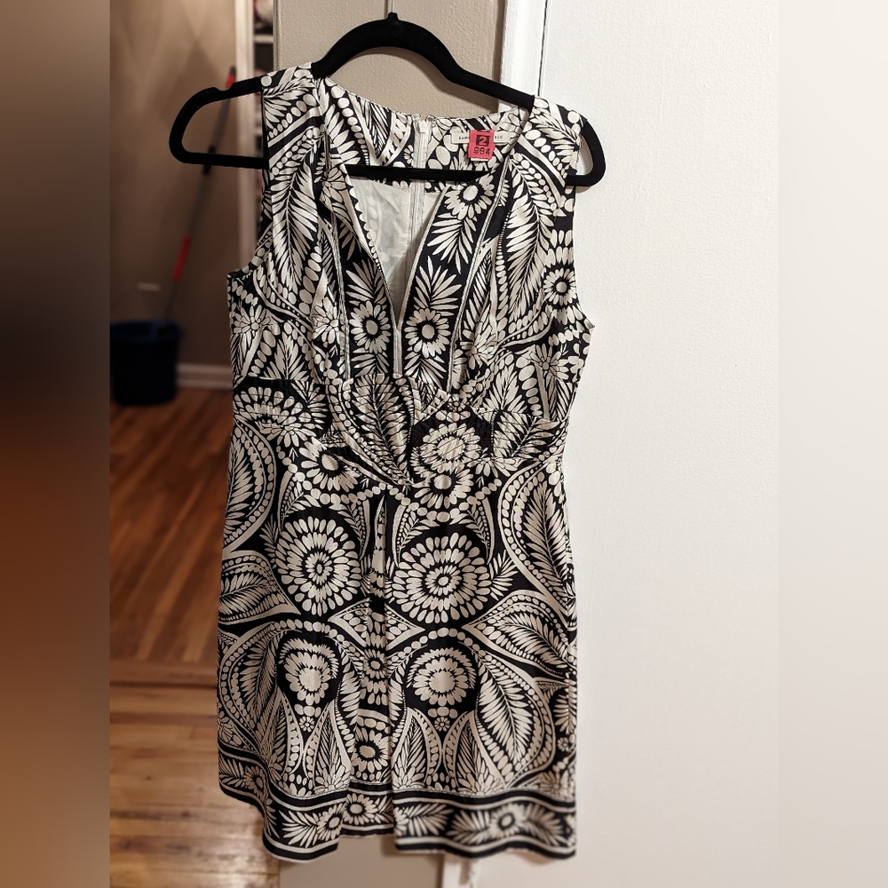 Banana Republic Black and White silk dress, size 6